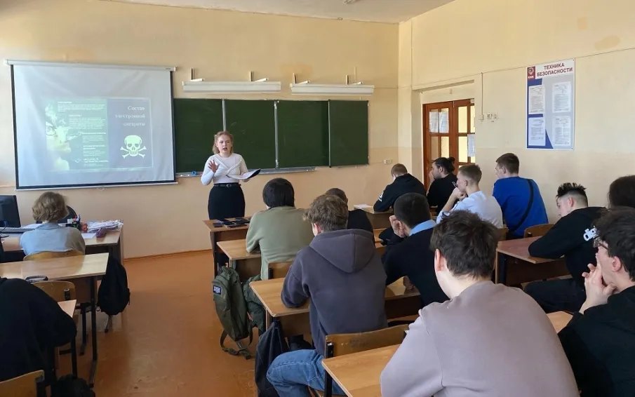 Сотрудники библиотеки рассказали молодым людям о разрушительном воздействии на здоровье вредных привычек